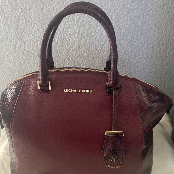 🌟SOLD🌟 Michael Kors Riley - Picture 3 of 5